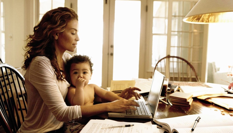 mom-working-with-kids